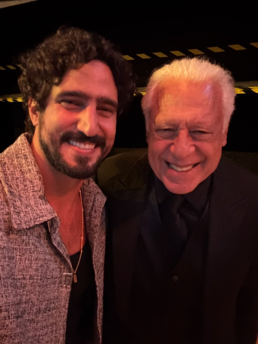renatogoess's tweet photo. Pedindo uma ajuda pra subir na TCA. 😂❤️ #ValeTudo #IvanX2 #Globo60Anos https://t.co/DHV23Tbhv8