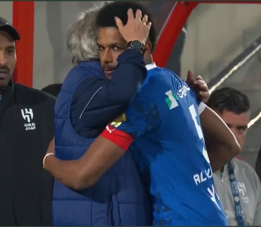 باعوا الفريق من اجل لاعب كل ما يشارك تخسر 
باعوا الفريق من اجل لاعب عمره ٣٦ سنة 

باااعوو الهلال بأمر من مدرب يرى الأفضل اللي يجلب له الفوز ويخليه دكة