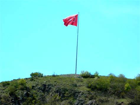 Ülkemiz Türk ülkesi
Aşık eder herkesi
Üstümüzden eksilmesin
Al bayrağın gölgesi..