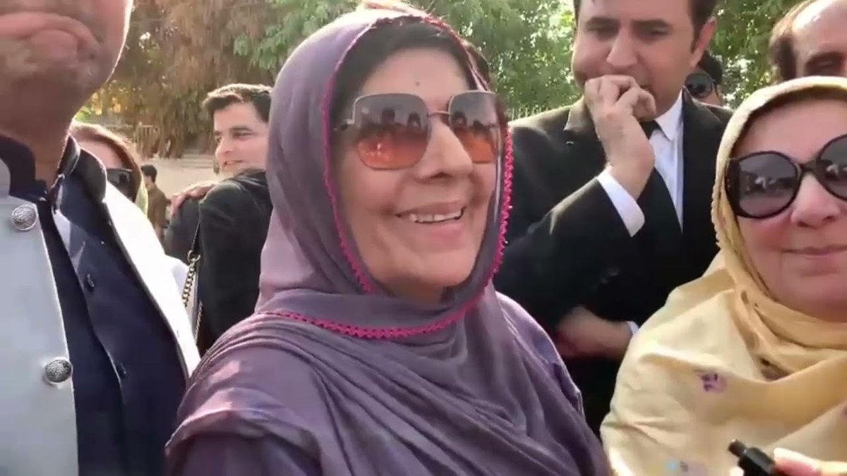 اڈیالہ جیل کے سامنے اکیلی کھڑی علیمہ خان کی یہ ایک مسکراہٹ سارے نظام پر بھاری ہے 🔥