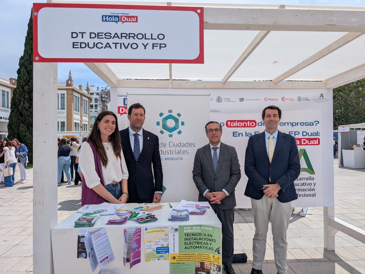 educacionmlg's tweet photo. 📣@Miguel_Briones_ asiste a la I Feria de FP Dual “Hola Dual”organizada por @malaga y la @Camara_Malaga , que ha contado con diferentes actividades para crear sinergias entre estudiantes, profesorado y empresas colaboradoras @EducaAnd https://t.co/2Et9SC748P