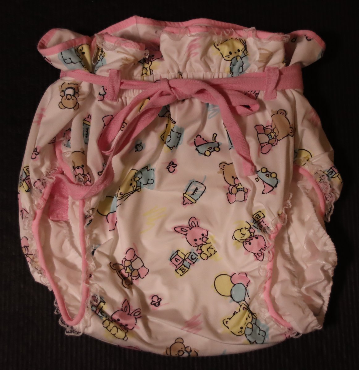 最近買って良かったと思うもの。
LittleForBigさんの内羽タイプのおむつカバー!
いつの間にかこのタイプも作ってたんですね～。
肌触りもよく柄も可愛いので気に入っています。
他の柄も出たら買いたいな～ 