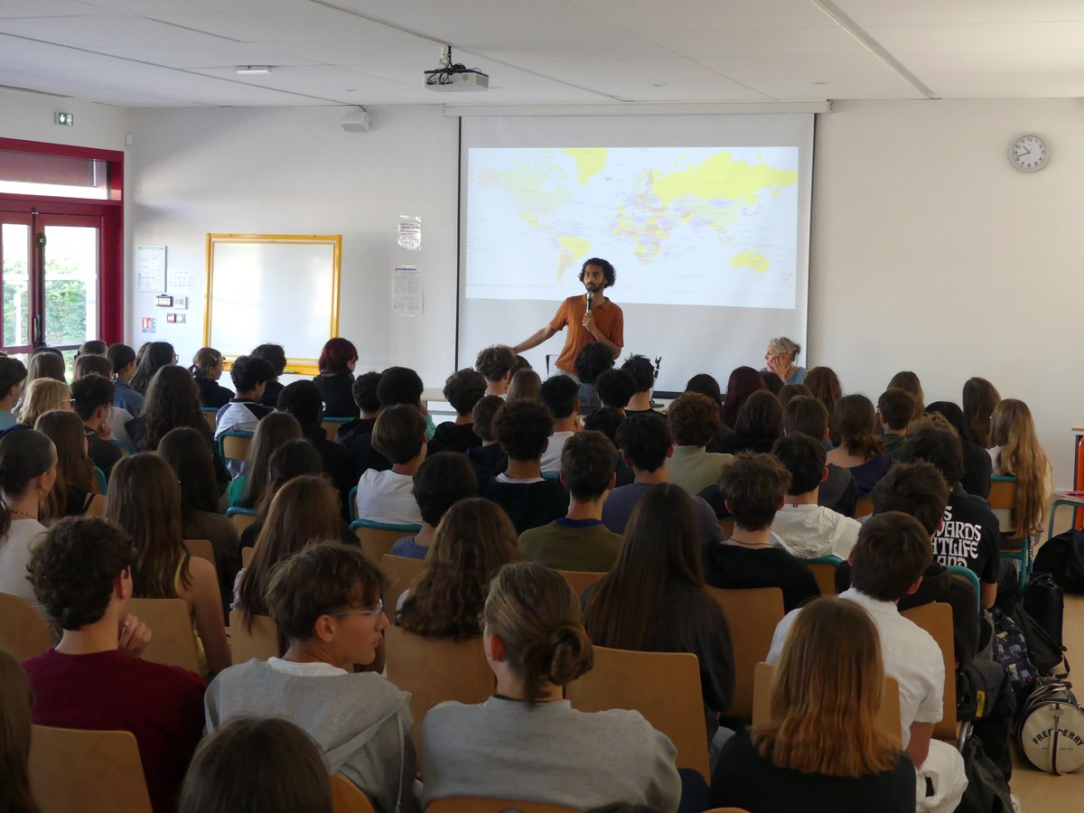 DSDEN82's tweet image. Le directeur académique @LeNormandCyril1 s&apos;est rendu ce matin au🏫 @JulesMichelet1. Mmes Alary &amp;amp; Tamisier, professeures d&apos;histoire et géographie, avaient organisé une conférence sur la thématique &quot;#Migrations et migrants en 2025&quot;. Témoignages &amp;amp; ateliers. Merci à @lacimade &amp;amp; l&apos;ASE