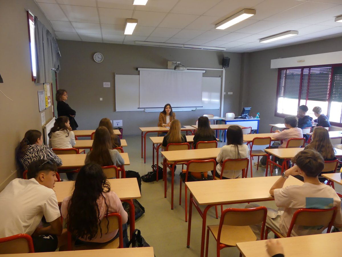 DSDEN82's tweet image. Le directeur académique @LeNormandCyril1 s&apos;est rendu ce matin au🏫 @JulesMichelet1. Mmes Alary &amp;amp; Tamisier, professeures d&apos;histoire et géographie, avaient organisé une conférence sur la thématique &quot;#Migrations et migrants en 2025&quot;. Témoignages &amp;amp; ateliers. Merci à @lacimade &amp;amp; l&apos;ASE
