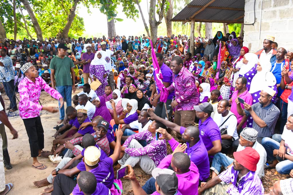 ACTwazalendo's tweet photo. #Matukio katika Picha : Hii ni sehemu ya Umma uliohudhuria katika mkutano mkubwa wa hadhara hapa viwanja vya Bandari ya Kisiwapanza Jimbo la Mtambile Wilaya ya Mkoani Pemba.
Mwenyekiti wa Chama Taifa @othmasoud atazungumza na Umma wa Wananchi wa eneo hili muda mfupi kutoka sasa.
#Watatuweza?