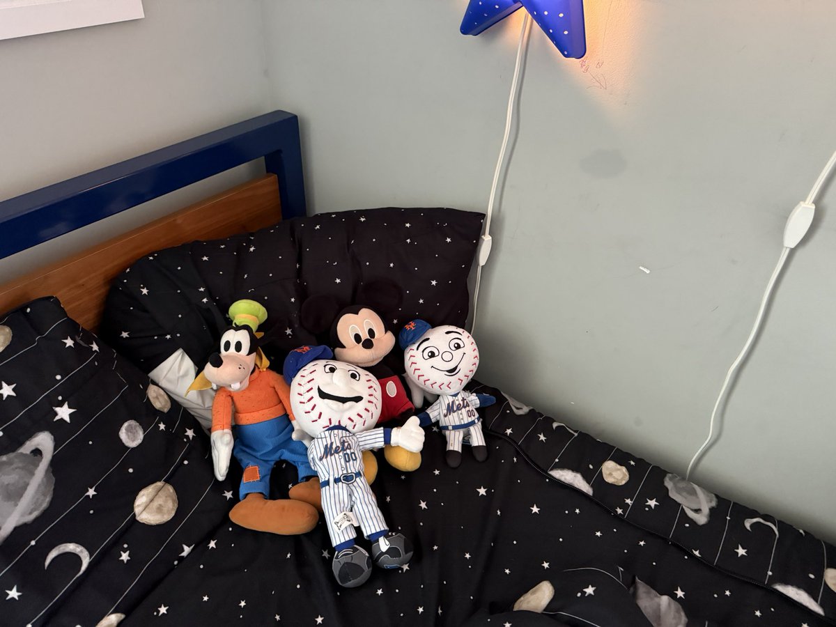 jeremy stelzner (@jeremystelzner) on Twitter photo Not sure what went down in my son’s bed last night, but I’m for it Not sure what went down in my son’s bed last night, but I’m for it
