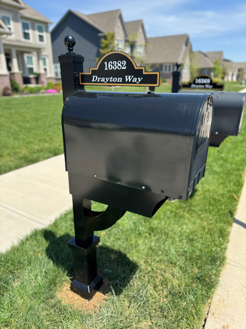 EstesDesigns's tweet image. Did you know we also offer metal units?
This type of mailbox unit can come with an extra-large mailbox (pictured) or a large mailbox. It can also come with or without an address plaque on top. We would love to help you find your perfect unit today!