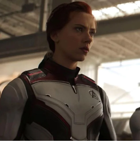 🚨 Inspiração ou convergência

Reassistindo a Star Trek Voyager, revi este uniforme utilizado excepcionalmente pelos pilotos da Voyager, em um episódio onde eles participam de uma corrida local entre naves menores.

Me lembrou instantaneamente de outro uniforme, atualmente famoso