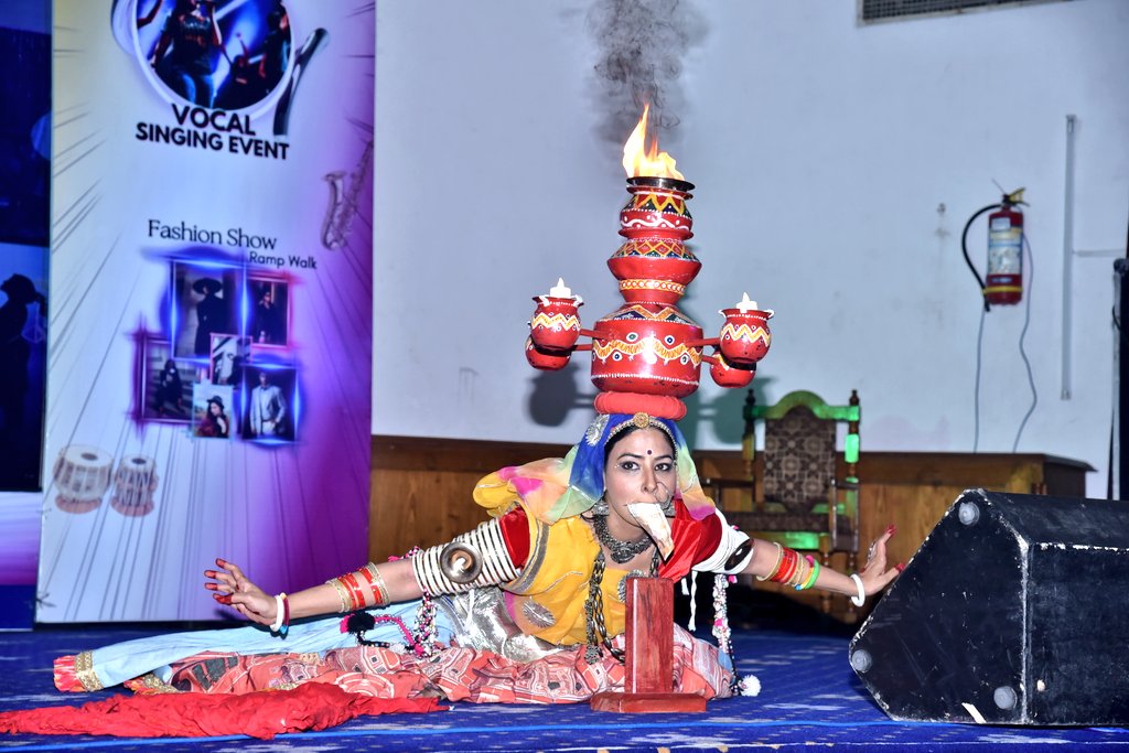 DrAnupamaSoni's tweet photo. On #InternationalDanceDay, let's celebrate the art of dancing and expression. Being a #folkdancer, i feel so deeply connected with Rajasthan culture and art. No matter the style, no matter the steps, when we dance, we celebrate life. Happy International Dance Day. #DANCEDAY https://t.co/28TymwsZK6