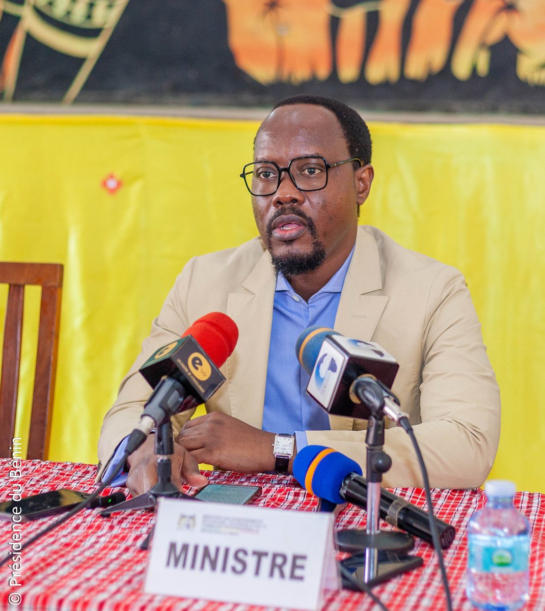gouvbenin's tweet photo. Le Ministre des PME et de la Promotion de l’Emploi, M. Modeste Tihounté KÉRÉKOU, en compagnie du Directeur de Cabinet du #MESTFP, M. Garba AYOUBA et de plusieurs cadres, a procédé le lundi 27 avril 2025, au lancement officiel de l’édition 2025 de l’examen du CQM. https://t.co/Zjy7QQYvS4