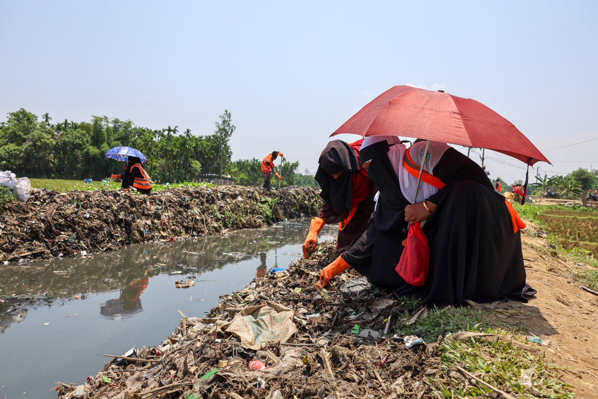 Flash floods can bring waste downstream, blocking canals in Rohingya camps. 12,767 kg of waste was just cleared by dedicated Rohingya volunteers &amp; humanitarian partners — and we're not done yet.

We're restoring water flow &amp; protecting paddy fields in host communities. 💪🌾