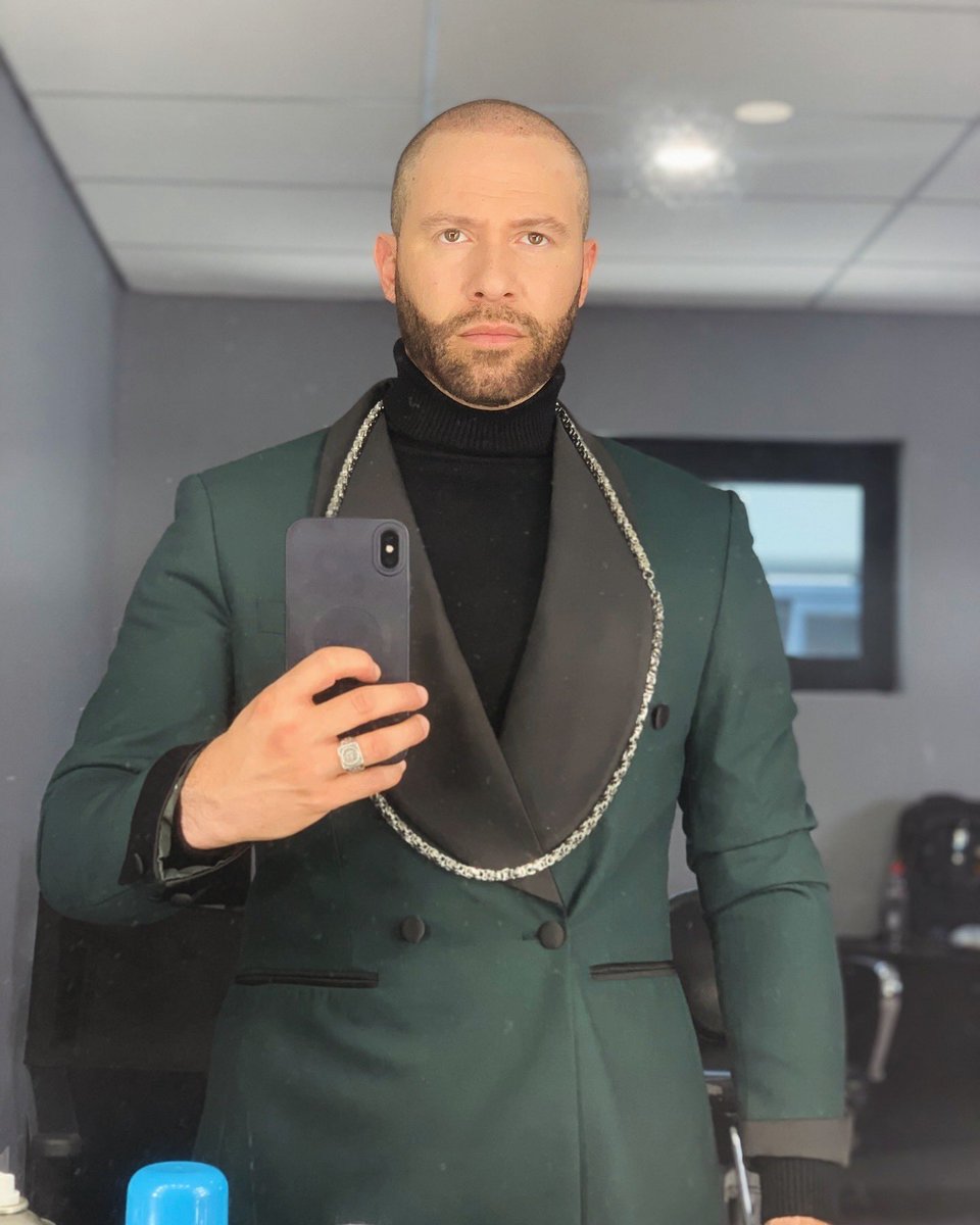 Ive been getting DM’s requesting to see an update on my hair transplant .. so here you go.
I haven’t seen myself with a hairline in like 20 years!!! 
Still early stages but I’m very happy and impressed with the current state of affairs.
All thanx to @alviarmanisa 🫶🏽