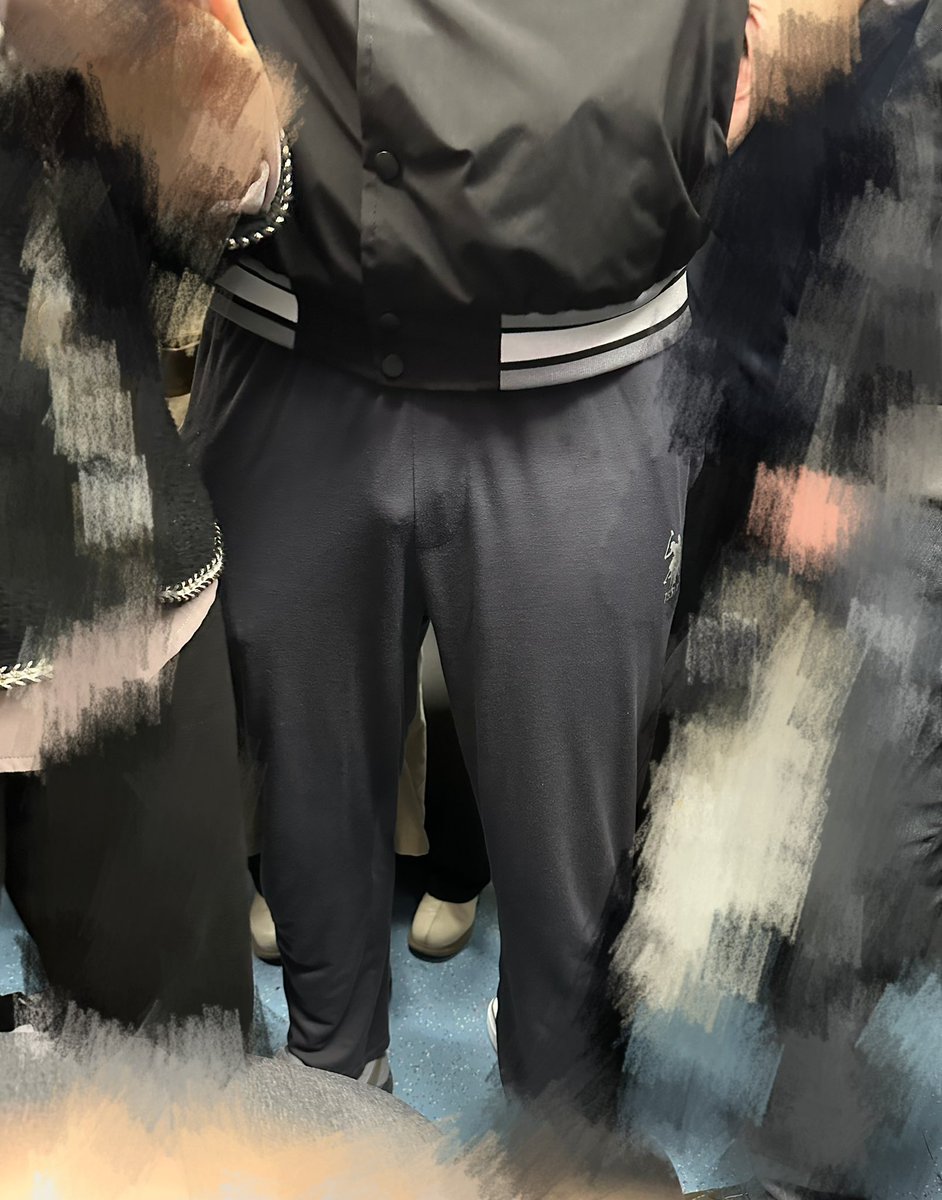 #地铁激凸 黑裤子的凸凸