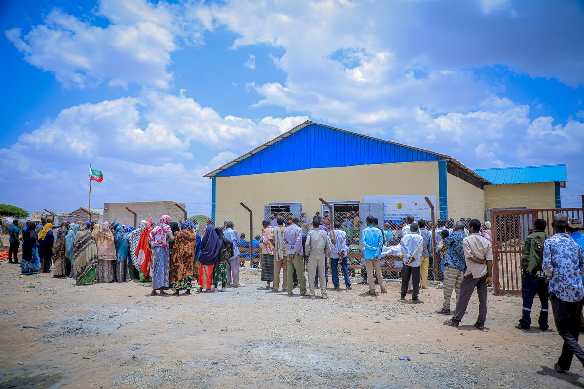 FAOSomalia's tweet photo. 🌱New fodder development hubs promote sustainable livestock farming in #Somaliland!

Ministry of Livestock and Rural Development, @FAOSomalia and @SwissEmbassyKE handed over a fodder value addition centre to the community in #Gabiley.

Read more👉🔗: https://t.co/82ZGGAKeCo https://t.co/hKMFECqDHr