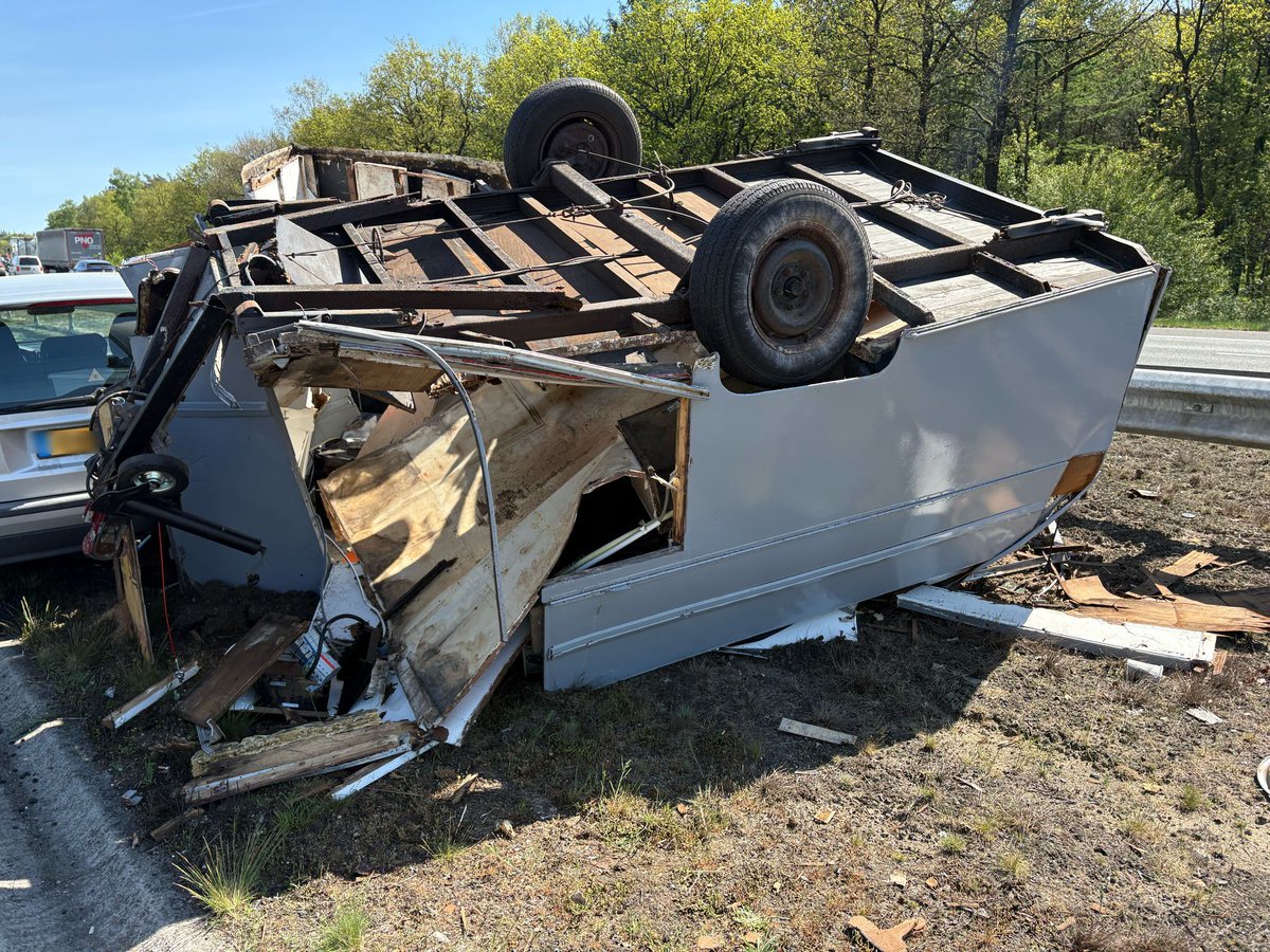 Gekantelde aanhanger op A1 bij Kootwijk zorgt voor afsluiting rijstrook
