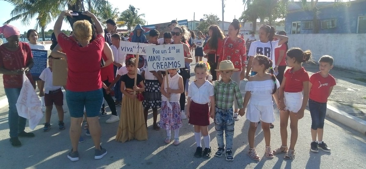 YoaniAguil99876's tweet photo. Los isabelinos desde #SagualaGrande también dan el Si por la Revolución en su desfile por el 1ro Mayo.
#JuntosPorVillaClara 
#Cuba https://t.co/W4Tx9Zumt4