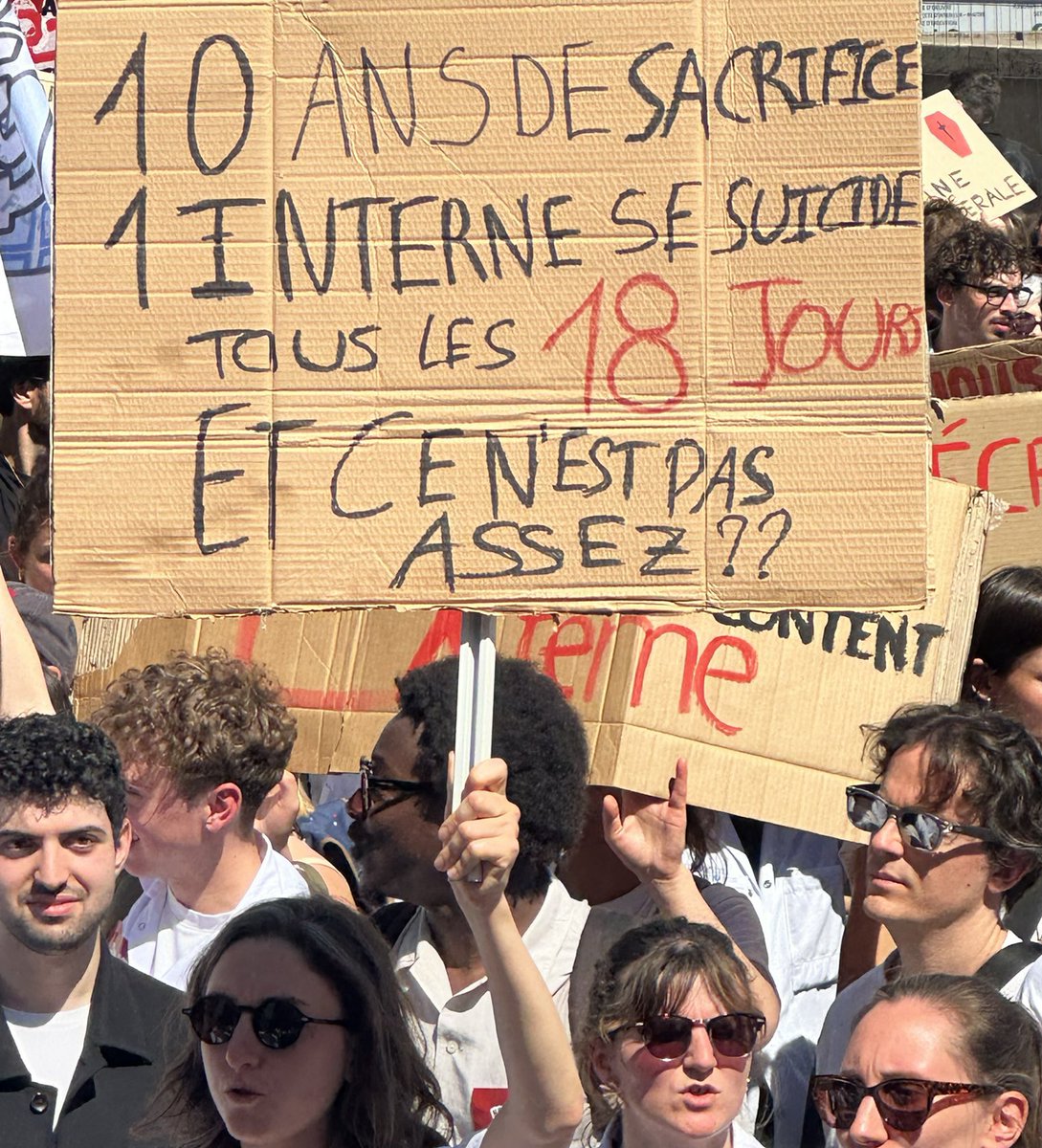 Nos jeunes confrères en ont assez, beaucoup ne finissent pas leurs études, d'autres se réorientent...   certains en meurent (3 fois plus que dans la population générale)

Soutien !

#GreveDesMedecins #Garot #LoiGarot 

<a href="/FMFofficiel/">FMF_Fédération des Médecins de France</a> <a href="/FMF_Ge/">FMF-Gé</a> <a href="/FMFSpecialistes/">FMF-SPÉ - #FMFSPÉ - compte officiel</a> <a href="/SNJMG/">Syndicat Jeunes MG</a> <a href="/MedPourDemain/">Médecins Pour Demain</a>