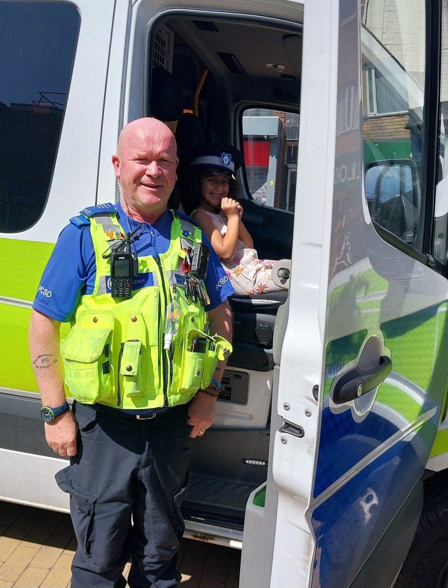 Bilston & East Park Police (@bilstonwmp) on Twitter photo Foot patrol around #Bilston town centre and surrounding streets. On this lovely sunny day .
Met Taya from # Bilston who loved the police van.
Join Wm now and find out what's going on in your neighbourhood.
Pcso Lewis
<a href="/WolvesPolice/">Wolverhampton Police</a>
<a href="/WMPolice/">West Midlands Police</a>
@engagement
#Bilston Foot patrol around #Bilston town centre and surrounding streets. On this lovely sunny day .
Met Taya from # Bilston who loved the police van.
Join Wm now and find out what's going on in your neighbourhood.
Pcso Lewis
<a href="/WolvesPolice/">Wolverhampton Police</a>
<a href="/WMPolice/">West Midlands Police</a>
@engagement
#Bilston