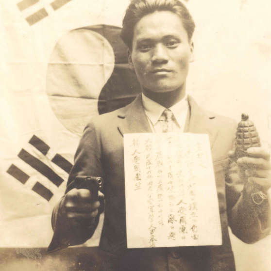 #OtD 29 Apr 1932 Korean anti-colonial activist Yun Bong-gil hurled a bomb into the Japanese emperor's birthday celebrations in Shanghai, killing several leading military and civil officials stories.workingclasshistory.com/article/10067/…