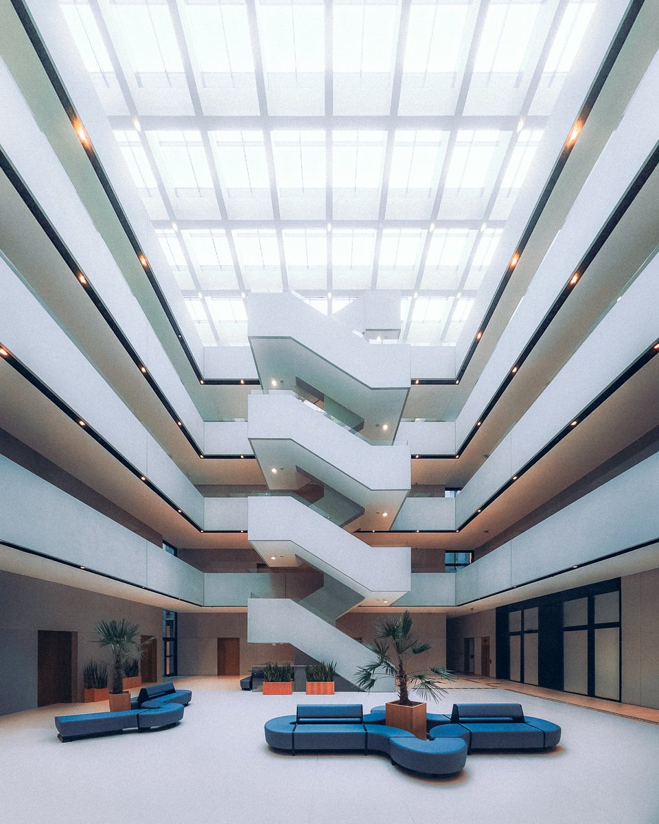 Trafiłem do sądu przez zdjęcia... 🧑‍⚖️📸

To nie clickbait, tak było dosłownie! Jak zobaczyłem jak wygląda siedziba wymiaru sprawiedliwości w Częstochowie to przejechałem 200 km po to, by ją sfotografować. 😄 Zapraszam na mały wątek, nie uwierzycie, że tak może wyglądać sąd [1/🧵]