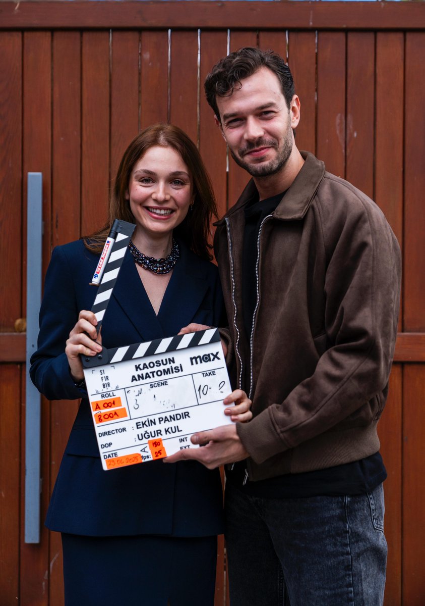 Max'in orijinal dizisi #KaosunAnatomisi sete çıktı. Başrolleri Aytaç Şaşmaz, Serra Arıtürk, Erol Babaoğlu ve Diren Polatoğulları paylaşıyor.