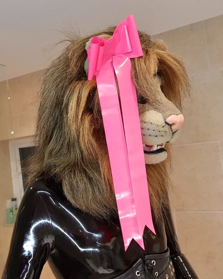 Do you like my pink latex bow ?