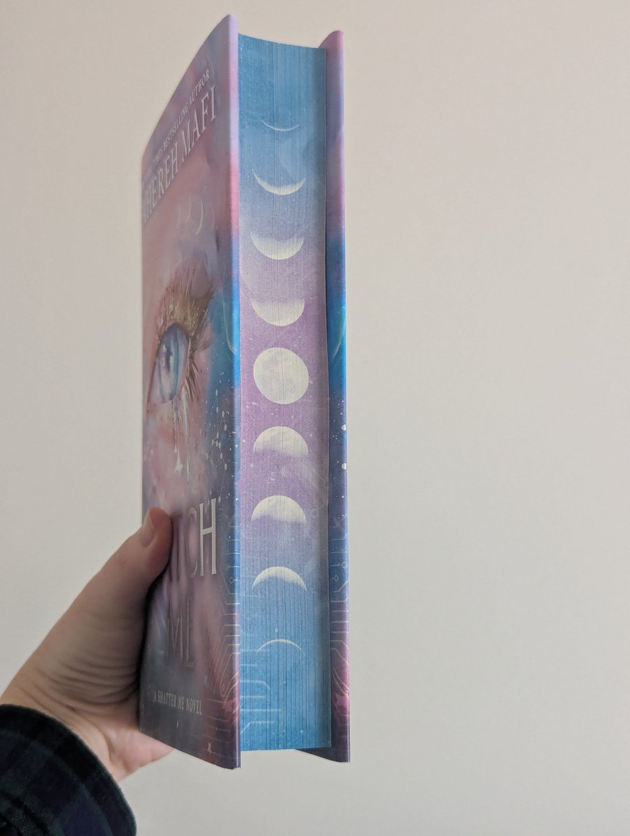 I am obsessed with this edition of #WatchMe by Tahereh Mafi 😍