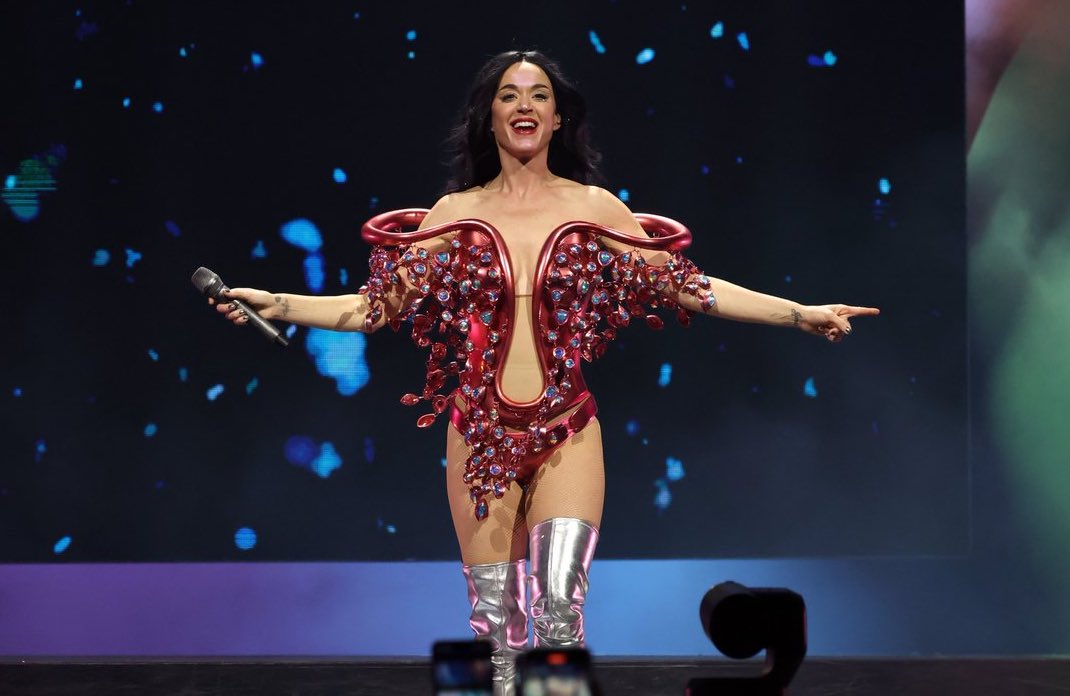 plusmusicbr's tweet photo. Oficial! Três turnês de grandes divas pop estão acontecendo ao mesmo tempo: “Cowboy Carter Tour” de Beyoncé, “The Mayhem Ball” de Lady Gaga e “The Lifetimes Tour” de Katy Perry. https://t.co/oZ8gpsbbYi