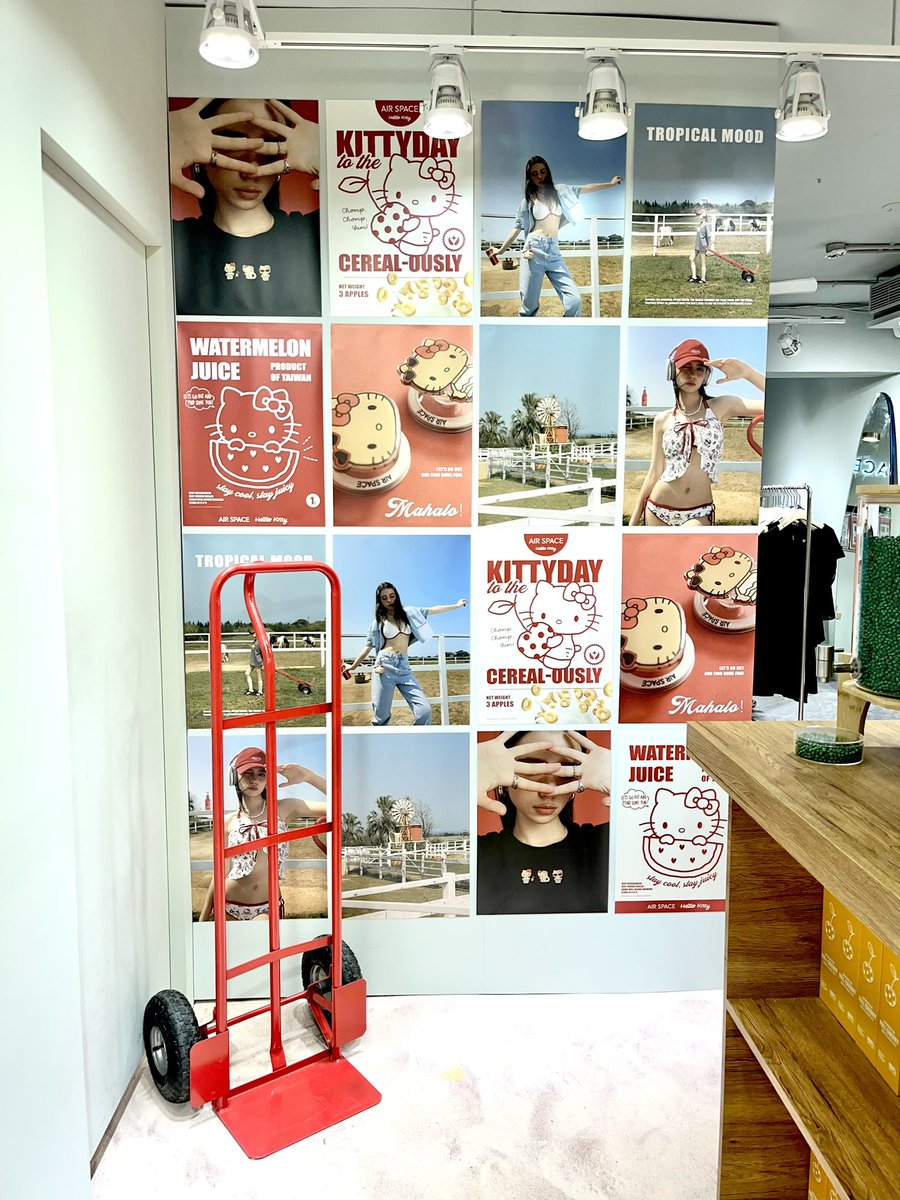 stroll_over's tweet photo. ใครชอบคิตตี้บ้าง AIR SPACE แบรนด์ไต้หวันออกคอลใหม่ Hello Kitty Aloha Summer ความผิวแทน ความน่ารัก ใครมาไต้หวันช่วงนี้แวะไปถ่ายรูปที่ร้านได้ เสื้อผ้าก็มีหลายแบบมาก มีชุดว่ายน้ำด้วยนะ น่ารัก! #รีวิวไต้หวัน เดี๋ยวแปะรูปเพิ่มๆ https://t.co/oweqxC3ch5