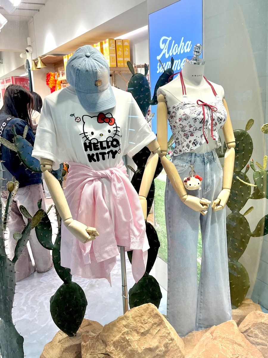 stroll_over's tweet photo. ใครชอบคิตตี้บ้าง AIR SPACE แบรนด์ไต้หวันออกคอลใหม่ Hello Kitty Aloha Summer ความผิวแทน ความน่ารัก ใครมาไต้หวันช่วงนี้แวะไปถ่ายรูปที่ร้านได้ เสื้อผ้าก็มีหลายแบบมาก มีชุดว่ายน้ำด้วยนะ น่ารัก! #รีวิวไต้หวัน เดี๋ยวแปะรูปเพิ่มๆ https://t.co/oweqxC3ch5