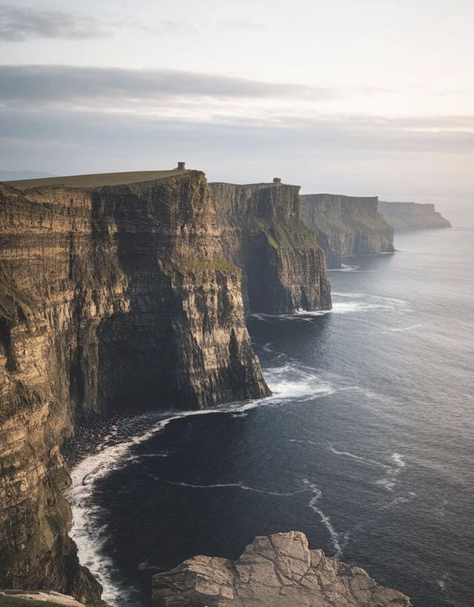 We're exploring the hills and valleys of going green in life and business through the eyes of Shauna Cleary—a leader in B Corp operations. 👇
ekster.com/pages/own-the-…