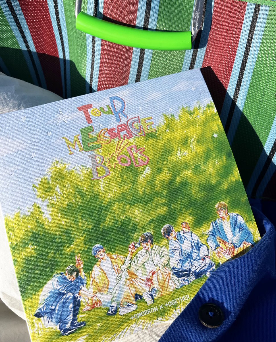 basicfigure03's tweet photo. 투모로우바이투게더분들의메세지북의 패키지 일러스트와 프로모션 영상에 참여했습니다!

추운 겨울에 만나 따뜻한 봄 쯤 작업이 나왔네요.
이전 컴백쇼에 이어 이번에도 재미있게 작업했습니다🌿

-
TOMORROW X TOGETHER <ACT : PROMISE> TOUR MESSAGE BOOK https://t.co/X7487R81Ew