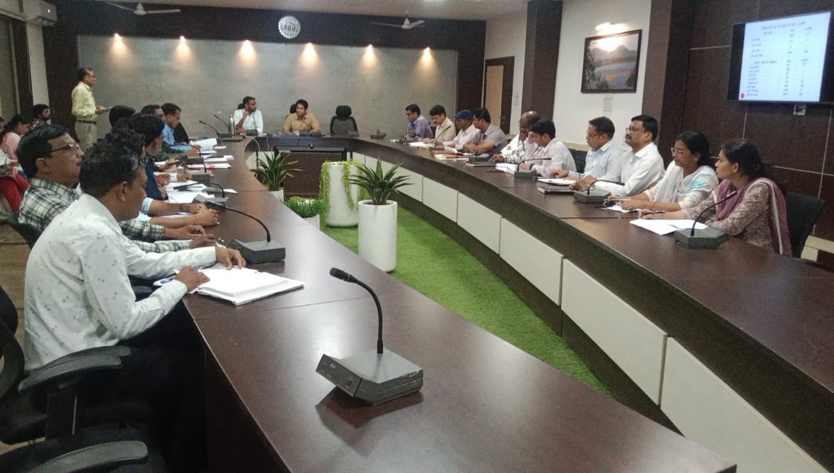 collectorbalagh's tweet photo. इसमें मुख्य रूप से जनपद का अमला,राष्ट्रीय आजीविका मिशन और महिला बाल विकास विभाग का अमला जुटेगा। इसमें विशेष रूप से शिविर आयोजित किये जायेंगे।#अटल_पेंशन_योजना #mpphe https://t.co/zk2QbVBFu5