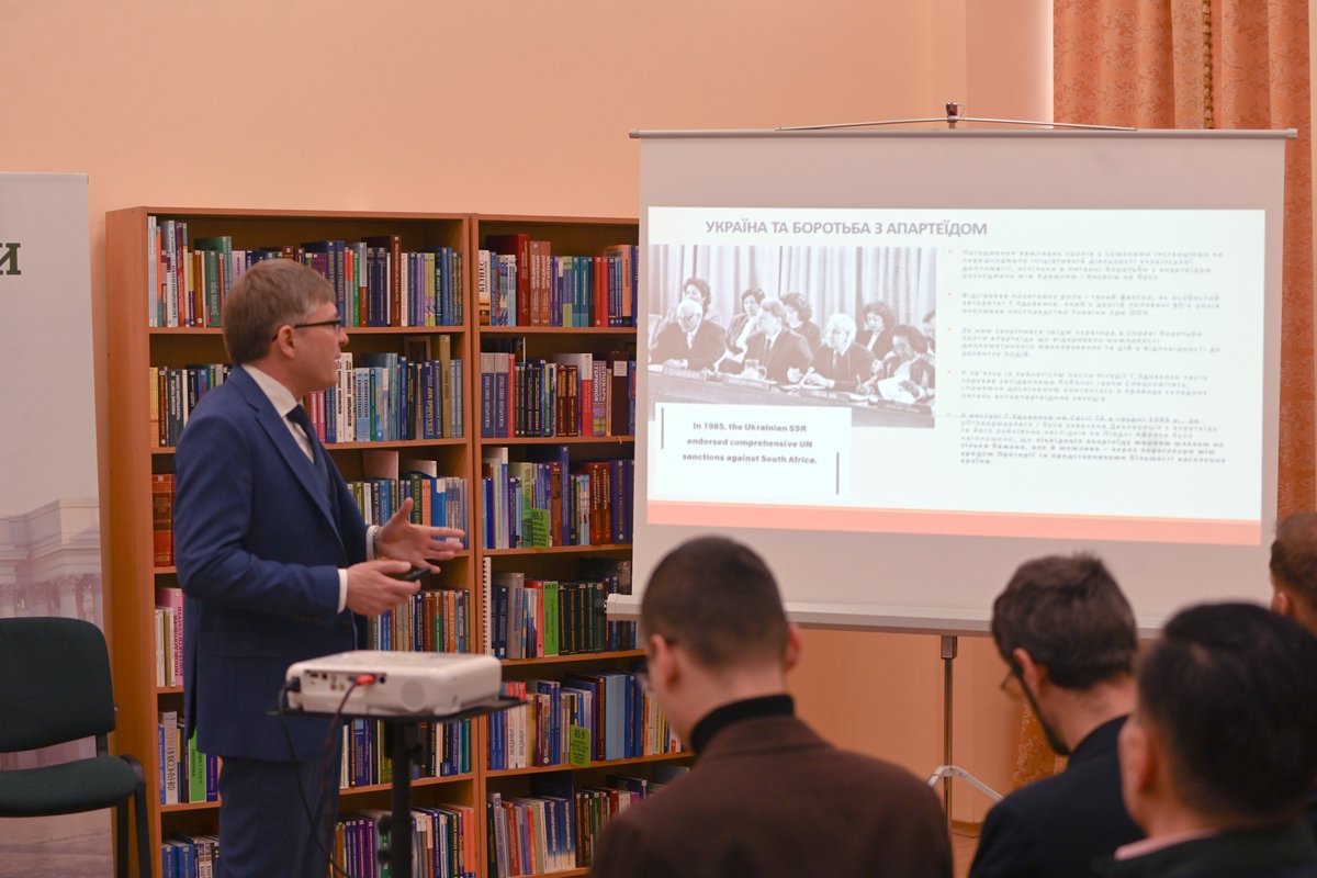 📚 On April 29, <a href="/DipAcademyUA/">Diplomatic Academy of Ukraine 🇺🇦</a>  held a public lecture with <a href="/MFA_Ukraine/">MFA of Ukraine 🇺🇦</a>  on 🇺🇦–🇿🇦 ties — from the Anglo-Boer wars to today — marking President Zelenskyy's first-ever official visit to South Africa.
🎙️Speaker: Oleksandr Mishyn, MFA advisor &amp; African affairs expert.