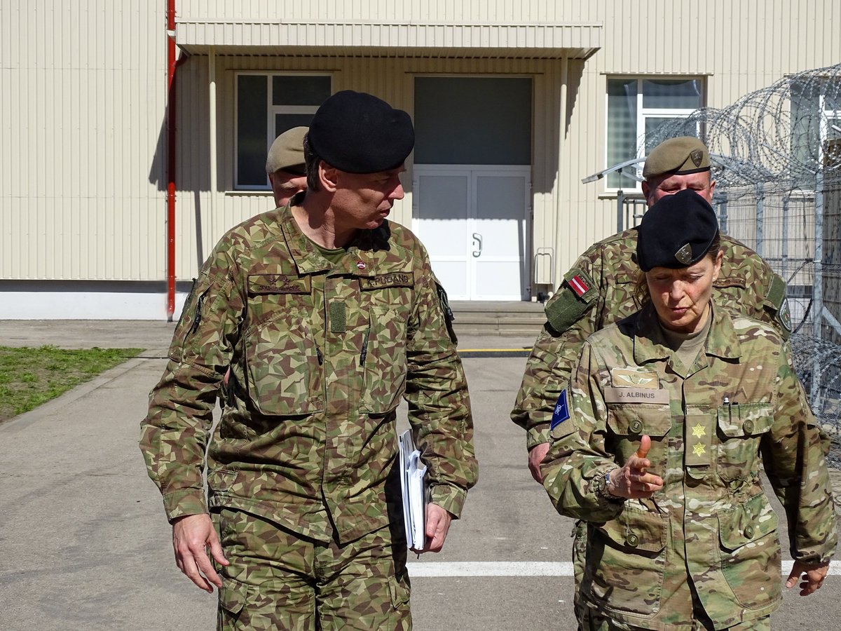 With One Goal – #StrongerTogether 🛡

Today we had the honour of hosting 🇱🇻 Chief of Defence, Major General Kaspars Pudāns, at the Multinational Division North.

He received a comprehensive Command Group briefing, and the working visit was a key step in aligning plans and paving