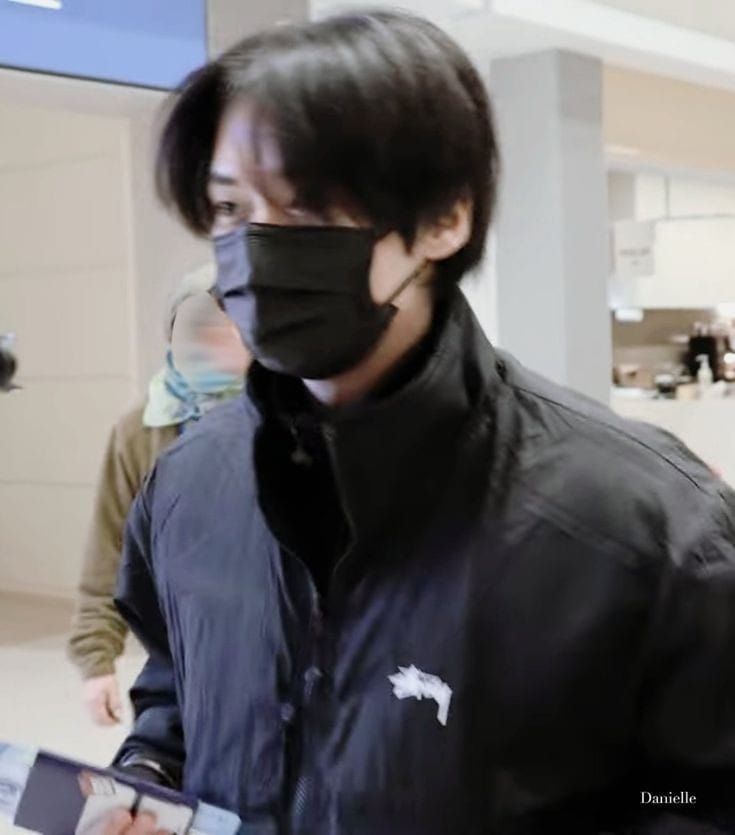 #승밍 김팀장님 회식 때 소주 반 병에 취해서 혼자 구석에서 찌그러져 있으시면
잠시 뒤에 뿅 나타나서 남친 주워가시는 이믾오
죄송합니다... 얘만 데리고 나갈게요 감사합니다, 네? 배경화면이요?