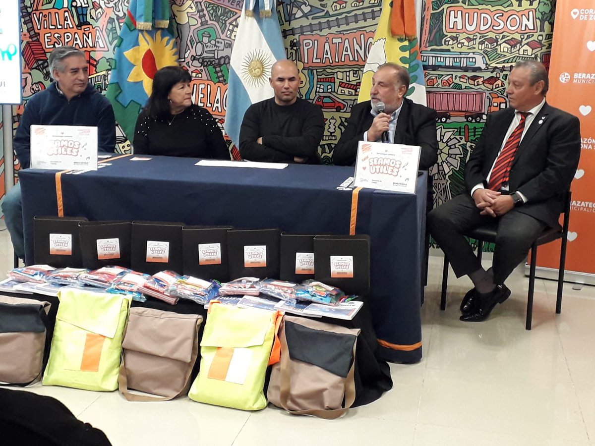 uiberazategui's tweet photo. Agradecemos la invitación y celebramos estas acciones que fortalecen la educación y la comunidad.

#UIBPresente #SeamosÚtiles #CompromisoSocial #Berazategui https://t.co/lKtOn5KJtP