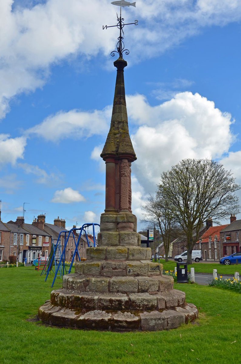 TyneSnapper's tweet photo. #Norham #Northumberland The Grade II Listed Village Cross on The Green at Norham,  Northumberland, photographed 29th April 2017. It is also a Scheduled  Ancient Monument (SAM). The base dates from the Medieval with the shaft being replaced in 1870. https://t.co/MvhDskWFS6