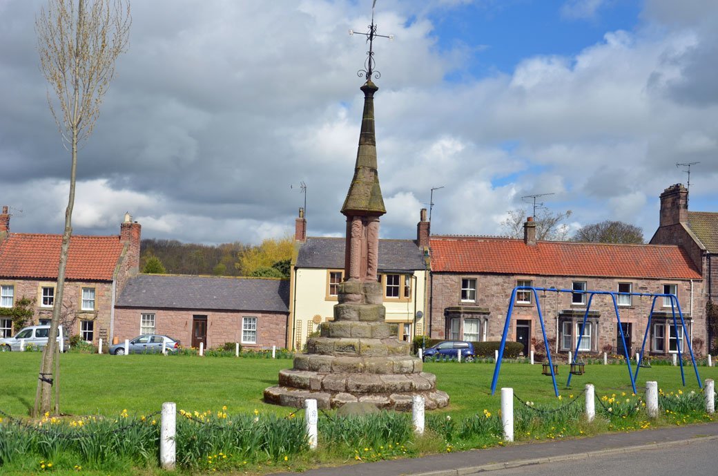 TyneSnapper's tweet photo. #Norham #Northumberland The Grade II Listed Village Cross on The Green at Norham,  Northumberland, photographed 29th April 2017. It is also a Scheduled  Ancient Monument (SAM). The base dates from the Medieval with the shaft being replaced in 1870. https://t.co/MvhDskWFS6