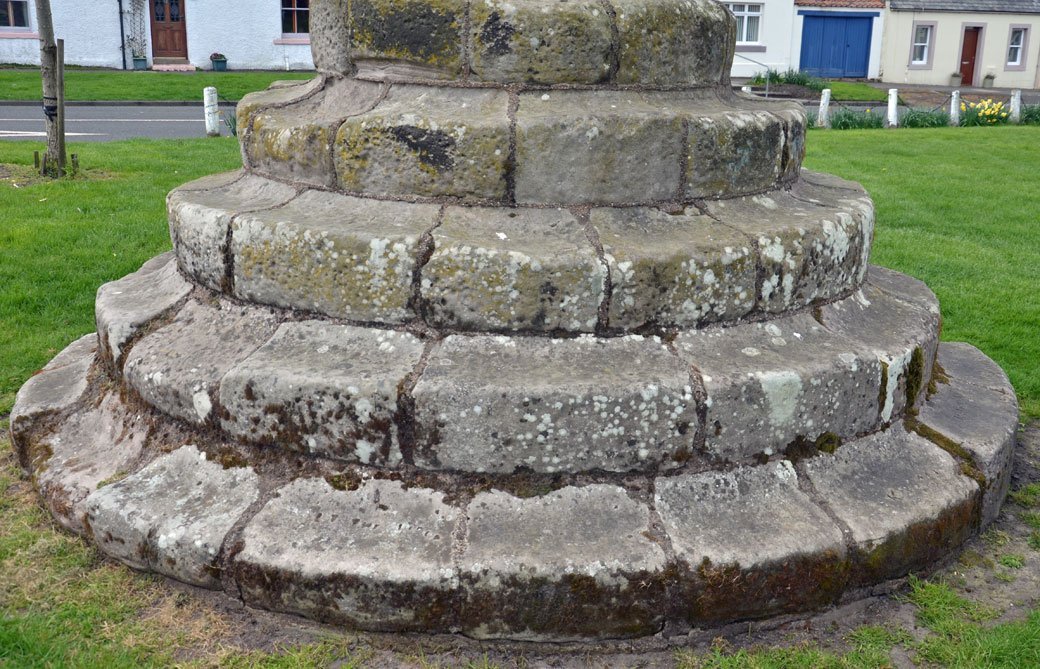 TyneSnapper's tweet photo. #Norham #Northumberland The Grade II Listed Village Cross on The Green at Norham,  Northumberland, photographed 29th April 2017. It is also a Scheduled  Ancient Monument (SAM). The base dates from the Medieval with the shaft being replaced in 1870. https://t.co/MvhDskWFS6