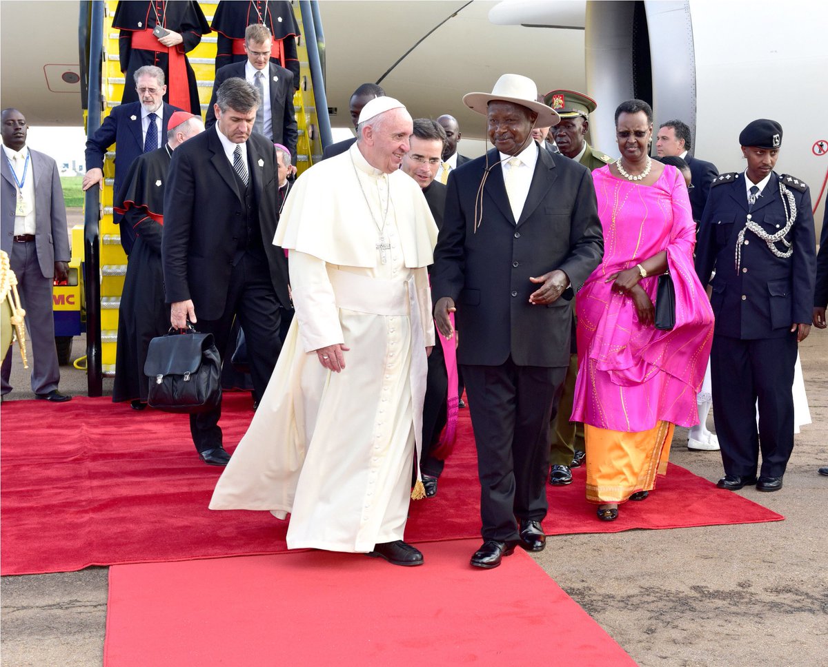 JimartPro's tweet photo. Sometimes we take pics buh every pic has its meaning, u can be blessed by taking pics with greatest people in the world, wen I see this pic of mzee n Pope, I get hopes in wat am doing. Stay alive Kaguta mzee👍 https://t.co/gEocO9Jibw