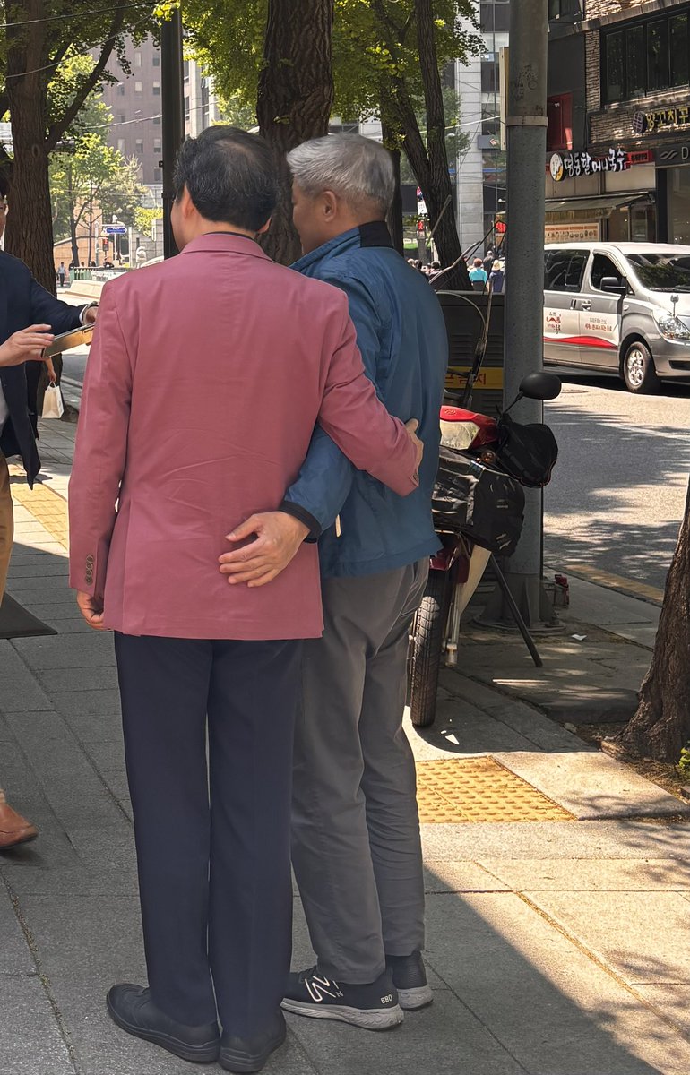 도를 넘었다 선을 넘었다 국민을 배신했다 민주당에서 누릴 거 다 누렸다 여생을 조용히 보내라… 

NY 출마설에 민주당이 난리다. 요식행위에 불과했던 자기네들의 대선후보 경선 때 보다 더 난리통이다. 지지율이 어떻다느니, 세력이 없다느니 열심히 깎아내리면서도 호떡집에 불 난 것 처럼