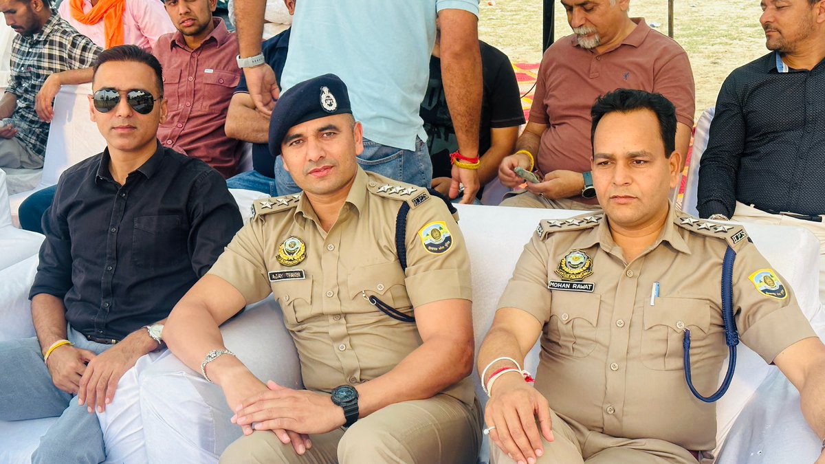 हवा में डोलते तिनकों को क्या खबर लाला, पहाड़ अपनी जगह से हिला नहीं करते..