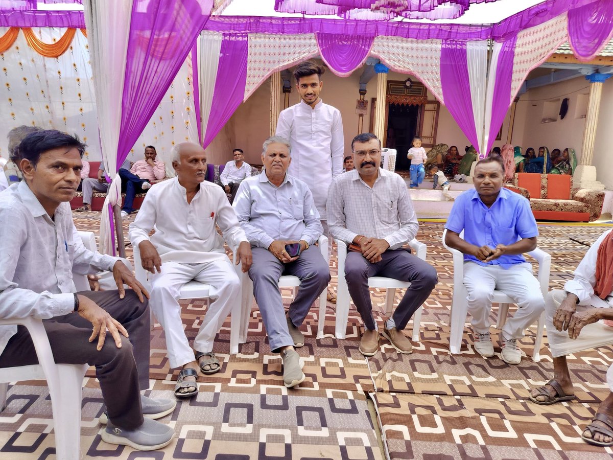 Ajay_Darji_'s tweet photo. આજ રોજ લુણાવાડા તાલુકાના લકડી પોયડા ગામ ખાતે રાઠોડ મથુરસિંહ બિજલસિંહના નિવાસસ્થાને લગ્ન પ્રસંગે હાજરી આપી. https://t.co/JJlLeG5x39