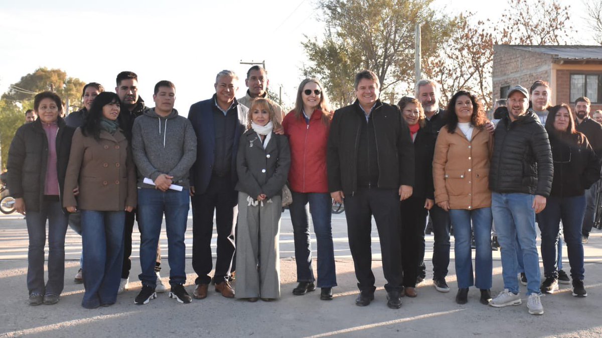 clauargumero's tweet photo. Junto al Int. @MarianoGaidoOk y el Gob. @Rolo_Figueroa inauguramos el puente sobre calle Ignacio Rivas. Una obra importante para mejorar la circulación sobre este sector de la ciudad y continuar el desarrollo hacia la ciudad de los 15 minutos. #Capital #Ordenada y #Planificada https://t.co/vji4eggAQm