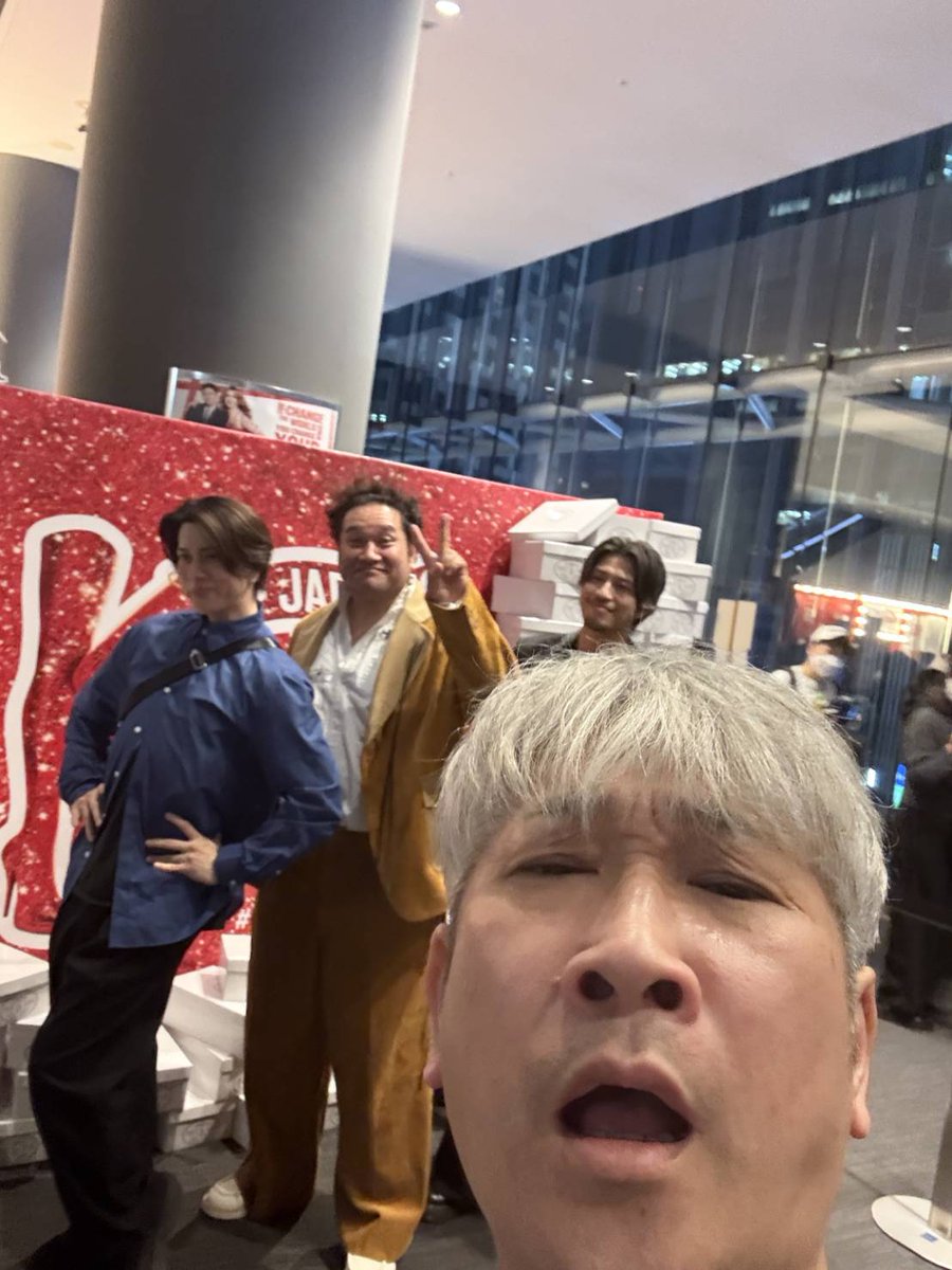 grilldeicocca's tweet photo. 勝矢さんの携帯で撮るの頼まれたんだけど一枚だけインカメで撮ったら送られて来た(笑)徹平ちゃんも優くんも、皆さん集まってて、
お久しぶりでしたが声かけて頂いて
嬉しかったなぁ😭
舞台もめっちゃ良かった‼️
皆の思いがホント伝わってくる時間だった！
松下くん、有澤くんのも早く観たいなぁ😊 https://t.co/HToCoxznHB