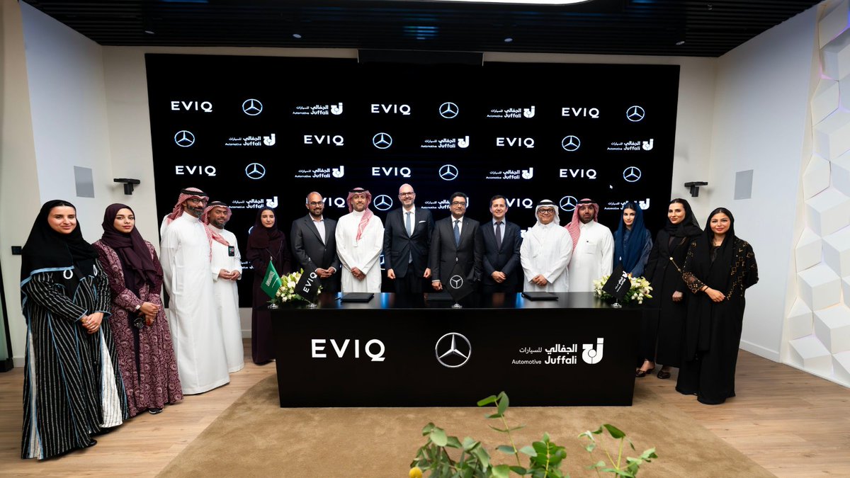 بفضل شراكتنا مع <a href="/Eviqsa/">EVIQ</a> أصبح الطريق إلى المستقبل الكهربائي أكثر سهولة.
شبكة شحن متطورة تغطي المملكة لدعم رحلات آمنة وسلسة لمالكي سيارات مرسيدس-بنز الكهربائية، ومواكبة أهداف التنمية والابتكار في وطننا.

#مرسيدس_بنز_السعودية #MercedesBenzKSA #EVIQ #JACO