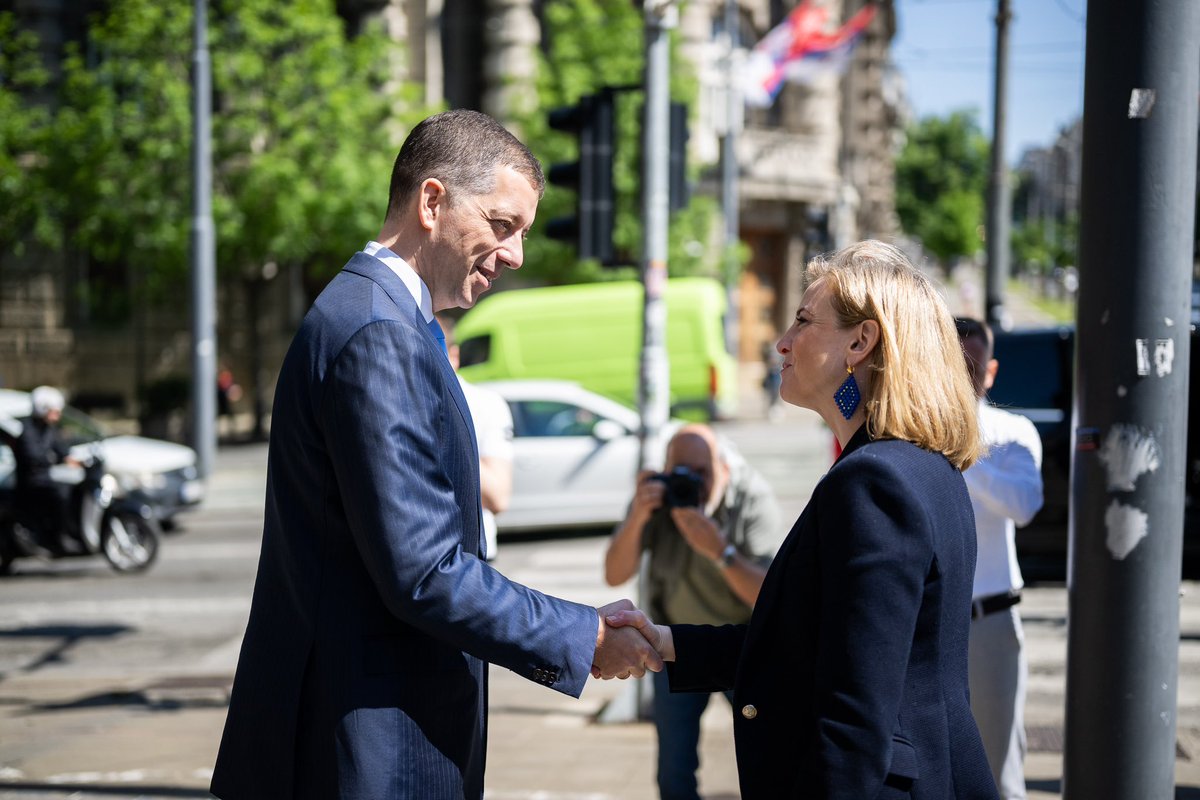 Schön, für meinen ersten Besuch in #Serbien in Belgrad zu sein! Österreich unterstützt den EU-Beitritt Serbiens nachdrücklich. Wir brauchen einen glaubwürdigen Prozess mit konkreten Vorteilen für alle Bürgerinnen und Bürger. Gleichzeitig müssen die Reformen fortgesetzt werden.