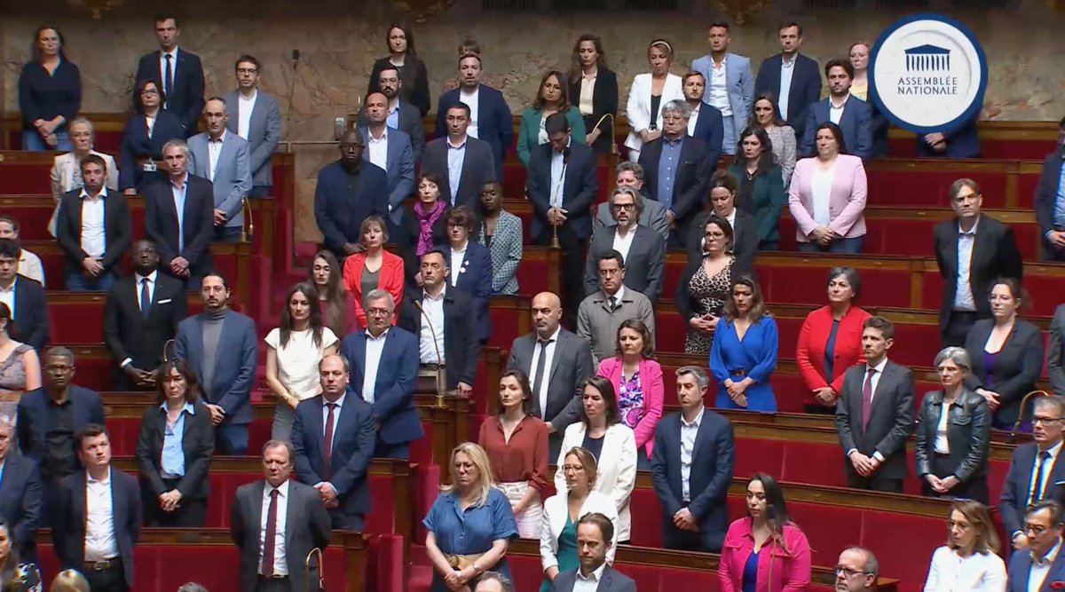 Minute de silence à l’Assemblée nationale en hommage à Aboubakar Cissé, tué dans une mosquée du Gard: une quinzaine de députés RN, dont Sébastien Chenu, refusent de l’observer et attendent en bas, derrière le rideau de l’hémicycle. Ils gagnent leur place sitôt la minute de