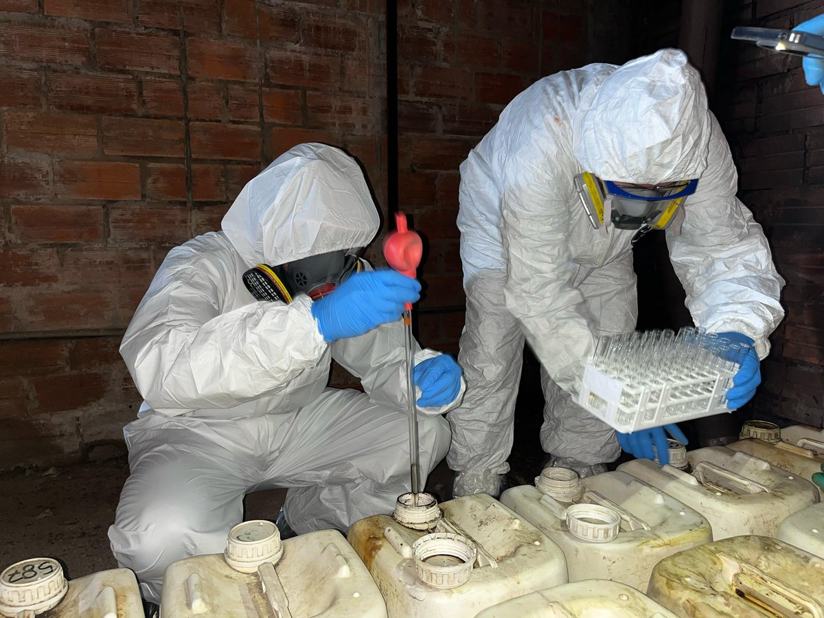 En estos momentos, la Unidad de Materiales Peligrosos del CBVP, se encuentra trabajando en conjunto con el Ministerio Público <a href="/MinPublicoPy/">Fiscalía Paraguay</a> realizando identificación de sustancias químicas incautadas que se encuentran en los depósitos de los mismos.